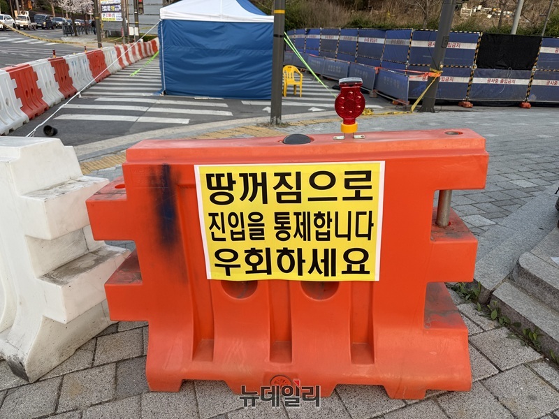 ▲ 4월 10일 서울 강동구 명일동 대형 싱크홀 사고 현장에 복구 작업이 진행되고 있다. '땅꺼짐으로 진입을 통제합니다. 우회하세요'라는 주의문이 붙어 있다. ⓒ정혜영 기자