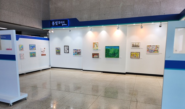 ▲ 동부지원청 청사 ‘봄빛 갤러리’에서 ‘날아라! 달려라! 꿈을 그리는 동부 어린이’ 전시회장 모습.ⓒ대전시교육청