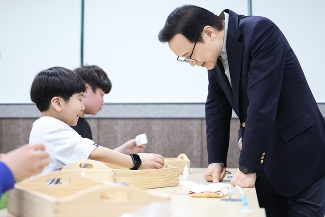 ▲ 임태희 경기도교육감이 지난 1일 의정부 공유 학교 올래 캠퍼스에서 목공 수업을 듣고 있는 학생과 대화하고 있다. ⓒ경기도교육청 제공