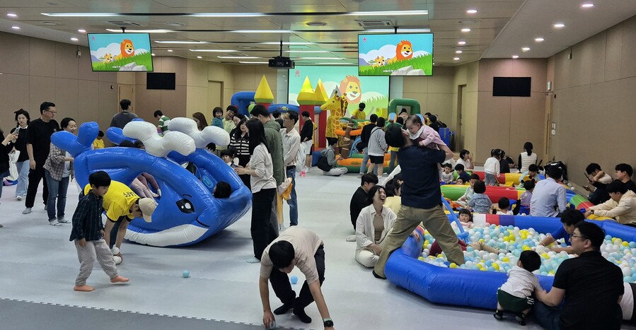 ▲ 삼성전기 어린이날 초청행사에 임직원이 가족과 함께 참여하고 있다ⓒ삼성전기