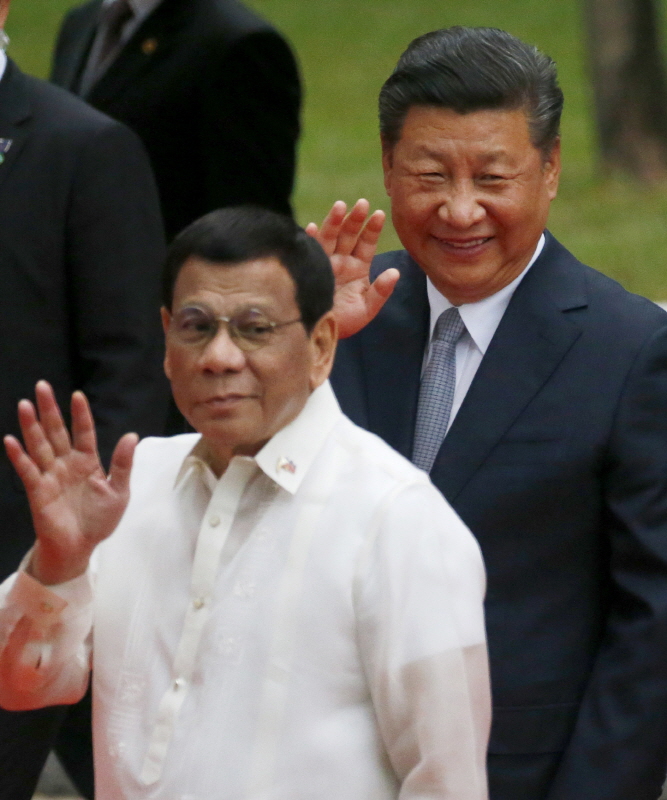 ▲ 필리핀을 국빈 방문한 시진핑 중국 국가주석이 2018년 11월 20일 말라카낭궁에 도착해 로드리고 두테르테 당시 대통령과 환영 행사를 마친 뒤 취재진에 손을 흔드는 모습. ⓒAP/뉴시스