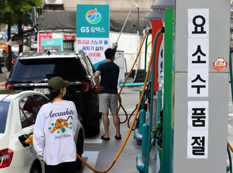 ▲ 2023년 9월 중국이 2년 만에 또 다시 요소수 수출을 통제하면서 '제2의 요소수 대란'이 발생했다. 2023년 9월 17일 오전 서울시내 한 주유소에 '요소수 품절' 안내문이 게시돼 있는 모습. ⓒ뉴시스