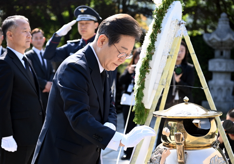 ▲ 이재명 제21대 대통령 선거 더불어민주당 대선 후보가 28일 오전 서울 동작구 국립서울현충원 내 고(故) 이승만 전 대통령 묘역을 찾아 분향하고 있다. ⓒ공동취재