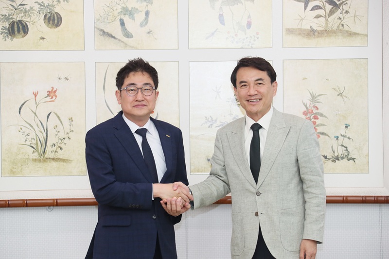 ▲ 김진태 강원특별자치도지사가 2일 권백신 코레일관광개발 대표이사와 만나 '철도관광' 활성화를 위한 구체적인 협력 방안을 논의했다. ⓒ강원특별자치도