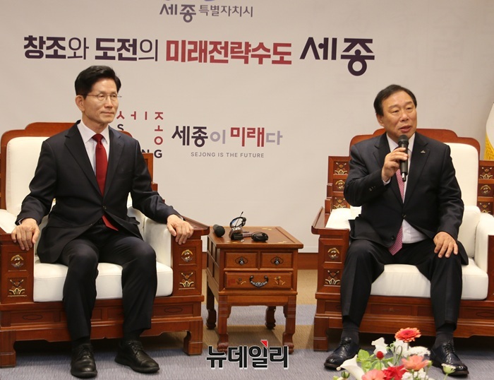 ▲ 김문수 국민의힘 대선후보가 1일 세종시청에서 최민호 시장으로부터 지역현안을 청취하고 있다.ⓒ이길표 기자