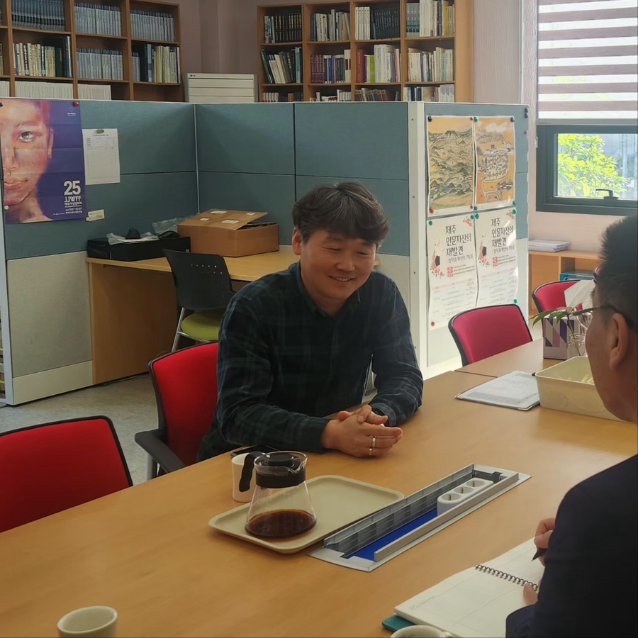 ▲ 김진선 제주대학교 탐라문화연구원 연구교수는  ’이주-난민의 쿰다(CUM多) 인문학과 거버넌스‘의 연구 성과를 기자에게 소개하고 있다. ⓒ노재균 기자