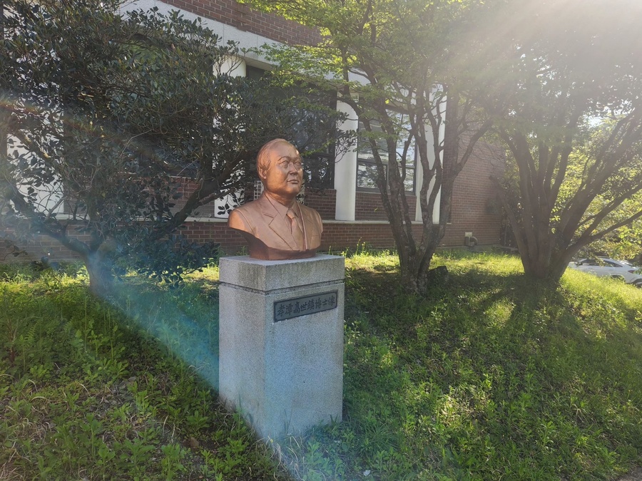 ▲ 제주대학교 탐라문화연구원 정원 석조 동상 ⓒ노재균 기자