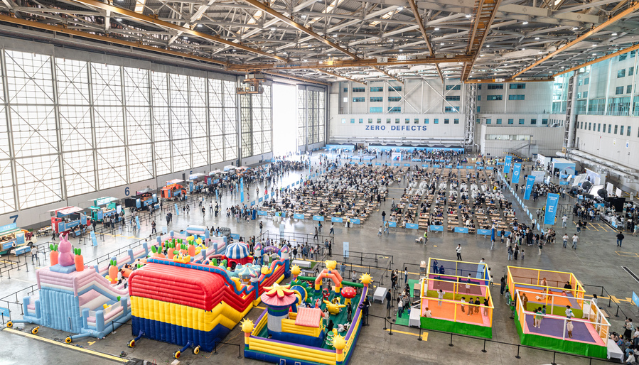 ▲ 다양한 놀이시설과 즐길거리로 꾸며진 대한항공 본사 격납고 전경 ⓒ대한항공