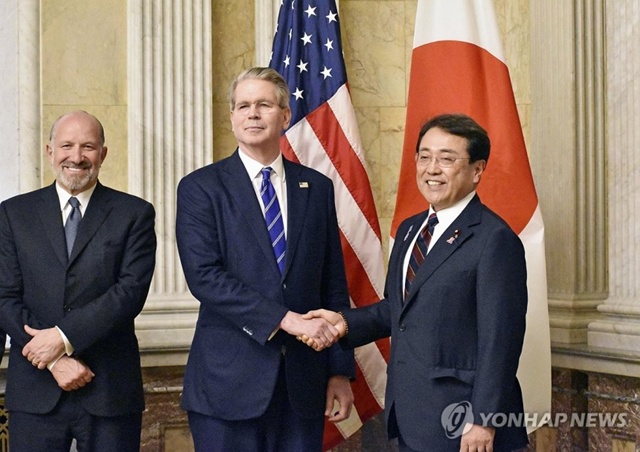 ▲ 스콧 베센트 미국 재무부 장관(가운데)과 아카자와 료세이 일본 경제재생상(우)이 미국 워싱턴 D.C.에서 2차 관세협상을 위해 만나 악수하고 있다. 왼쪽은 하워드 루트닉 미국 상무부 장관 250501 교도=연합뉴스. ⓒ연합뉴스
