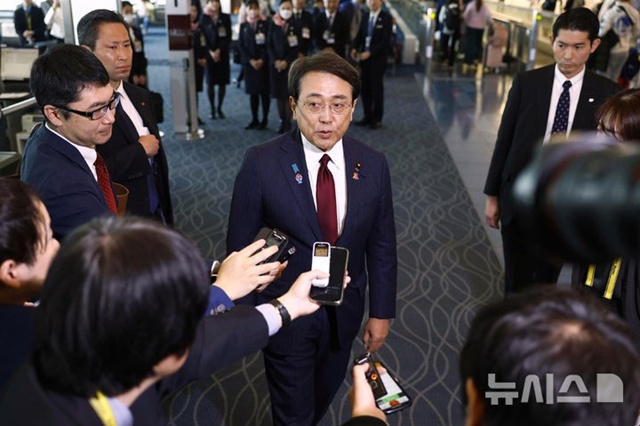 ▲ 일본 무역협상단을 이끄는 아카자와 료세이 경제재생상이 도쿄 하네다 국제공항에서 출국길 만난 취재진과 기자회견을 하고 있다. 250416 AP/뉴시스. ⓒ뉴시스