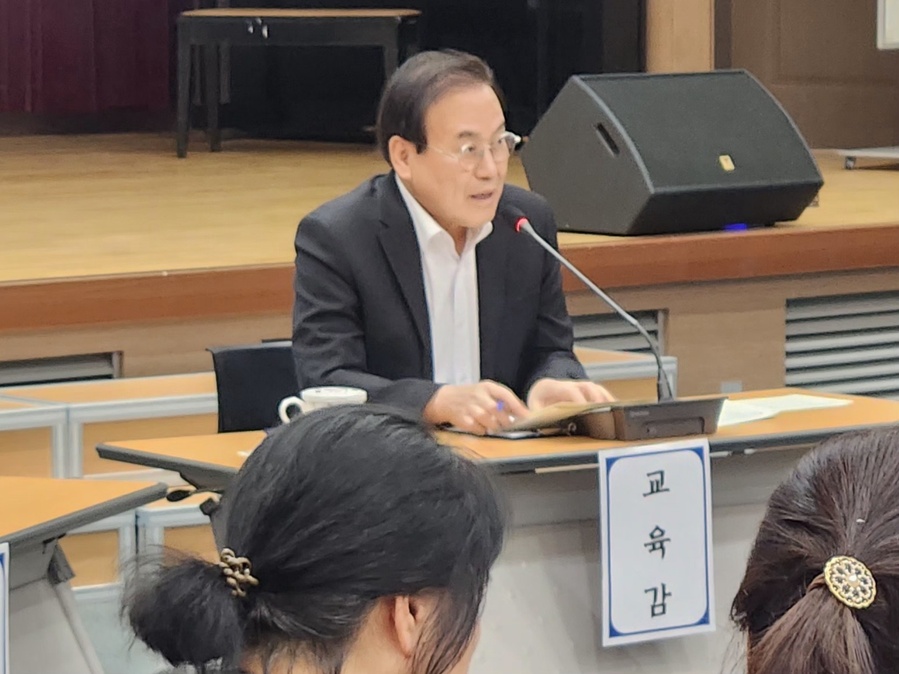 ▲ 서거석 전북특별자치도 교육감이 2일 도교육청 강당에서 열린‘2025년 난치병 학생의 건강한 학교 생활을 위한 교육감 간담회’에서 학생 보호자들의 질의에 답하고 있다. ⓒ노재균 기자