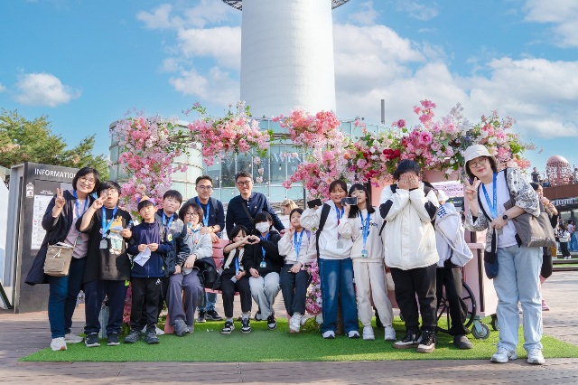 ▲ 교보생명 임직원으로 구성된 '교보다솜이 사회봉사단'이 지난달 11일 종로구 성터지역아동센터의 어린이들과 함께 N서울타워 체험활동 후 기념사진을 찍고 있다.ⓒ교보생명