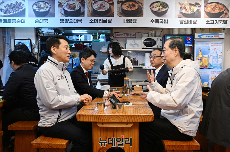 ▲ 한덕수 전 국무총리와 오세훈 서울시장이 2일 오후 서울 종로구의 식당에서 오찬 간담회를 갖고 있다. ⓒ서성진 기자