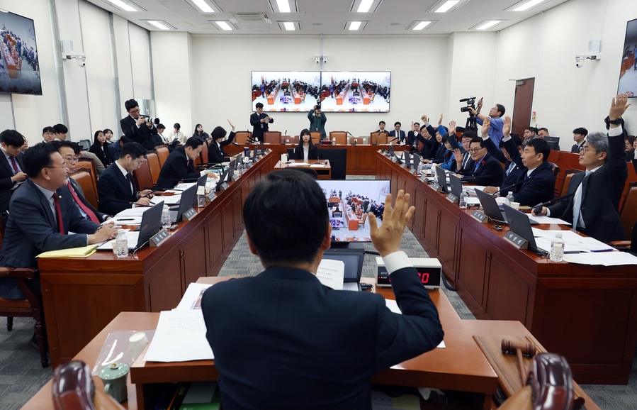 ▲ 9일 서울 여의도 국회에서 열린 제424회 국회(임시회) 제1차 법제사법위원회 전체회의에서 정청래 위원장과 민주, 조국혁신당 의원들이 최상목 경제부총리 겸 기획재정부 장관 탄핵소추사건 조사 청문회 증인, 참고인 출석 요구의 건에 대해 찬성 거수를 하고 있다.ⓒ뉴시스