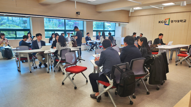 ▲ ‘스마트팩토리 네트워킹 학술세미나’에서 기업 전문가들과 학생들이 네트워킹을 하고 있다. ⓒ경기대 제공