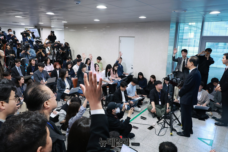 ▲ 기자들의 질문에 대답하는 한덕수 전 총리. 답변에 노련함이 묻어났다. ⓒ 이종현 기자