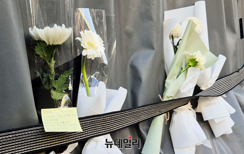 ▲ 흉기 난동 사건이 발생한 서울 강북구 지하철 4호선 미아역 인근 마트 현장에 시민들이 놓고 간 국화꽃들.  ⓒ뉴데일리 DB