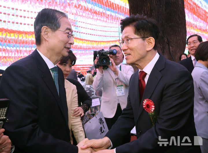 ▲ 김문수 국민의힘 대선 후보와 한덕수 무소속 대선 예비후보가 5일 서울 종로구 조계사에서 열린 부처님오신날 봉축법요식에서 악수하고 있다. ⓒ뉴시스