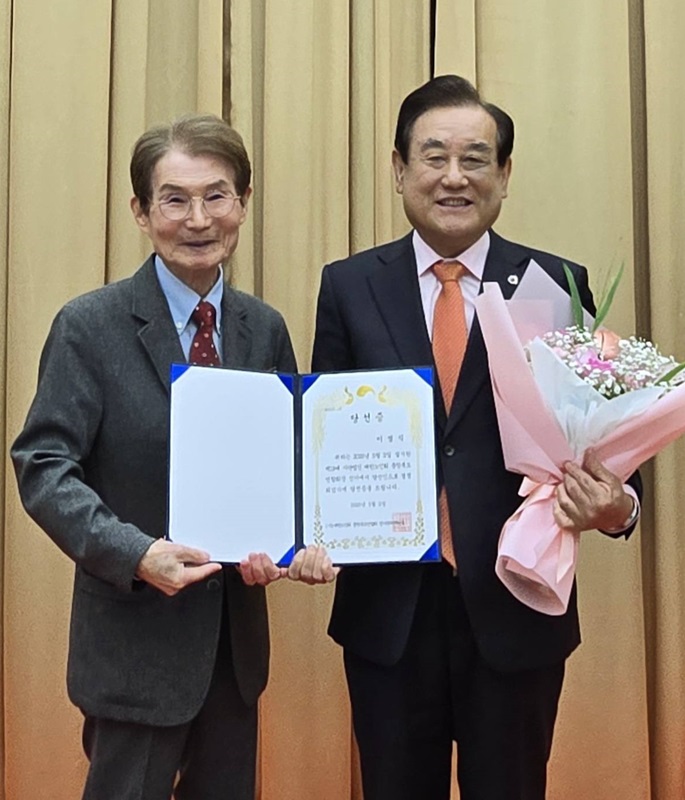 ▲ 2일 대한노인회 충북도연합회장에 재선된 이명식 회장(오른쪽).ⓒ대한노인회 충북연합회