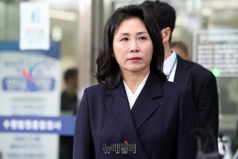 ▲ 공직선거법 위반 혐의로 재판에 넘겨진 이재명 민주당 대표의 배우자 김혜경 씨가 14일 오후 경기 수원지방법원에서 열린 1심 선고 공판을 직후 법원을 나와 변호사가 전하는 취재진의 답변을 듣고 있다. 법원은 이날 김혜경 씨에게 벌금 150만원을 선고 했다. 2024.11.14. ⓒ정상윤 기자