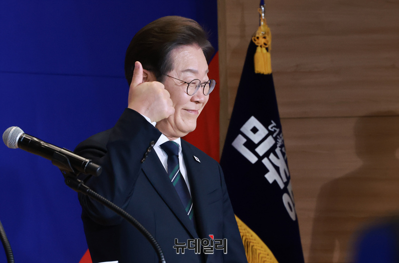 ▲ 이재명 더불어민주당 대선 후보가 30일 오후 국회 의원회관에서 열린 더불어민주당 제21대 대통령선거 '진짜 대한민국' 중앙선거대책위원회 출범식에서 발언 전 엄지를 들어 보이고 있다. 2025.04.30. ⓒ이종현 기자