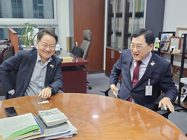 ▲ 주낙영 시장이 지난달 17일 서울 여의도 국회의원회관에서 허영(왼쪽) 국회의원과 만나 2025 APEC 정상회의 준비와 관련한 지역 현안과 국비 지원 방안에 대해 논의하고 있다.ⓒ경주시