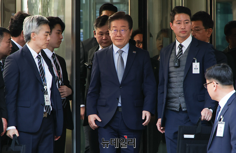 ▲ 이재명 더불어민주당 대표가 15일 오후 서울 서초구 서울중앙지법에서 열린 '공직선거법 위반' 선고공판을 마치고 법원을 나서고 있다. 2024.11.15 ⓒ서성진 기자