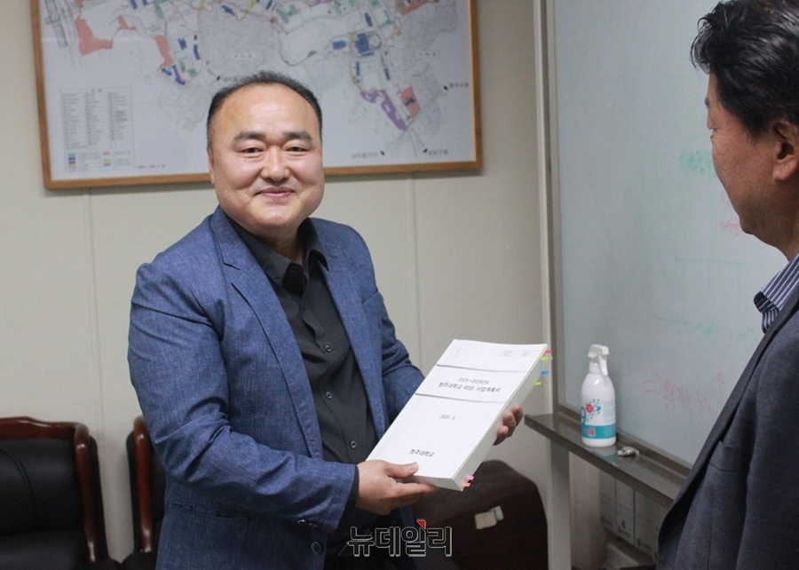 ▲ 홍성언 단장이 청주대 RISE 사업 선정 결과를 설명하며 