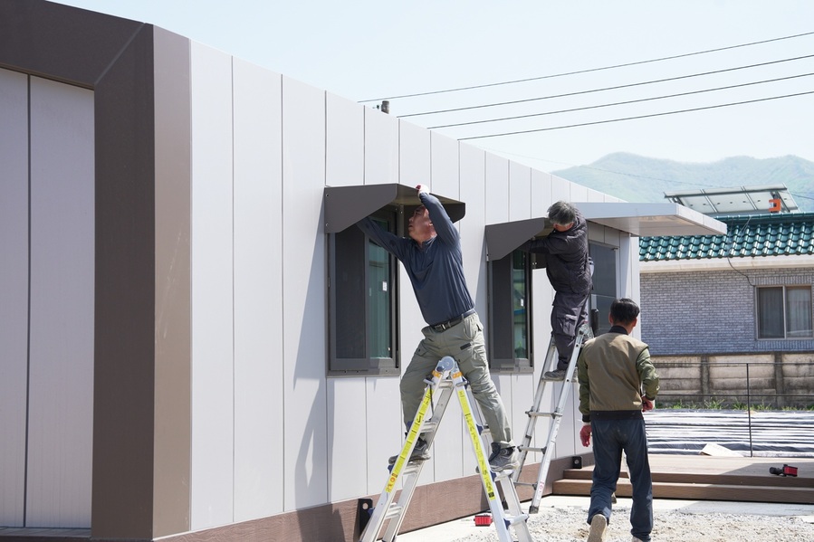 ▲ 청송군(군수 윤경희)은 지난 3월 말 발생한 산불로 피해를 입은 이재민들을 위한 임시주거용 조립주택 설치 작업을 5월 2일부터 본격적으로 시작한다고 밝혔다.ⓒ청송군