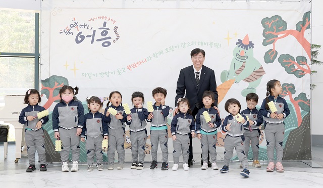 ▲ 이세용 본부장이 지난달 30일 오후 7시 한울에너지팜 대강당에서 제2회 ‘한울다누림컬쳐데이’ 어린이 체험형 뮤지컬 ‘뚝딱하니 어흥’을 마치고 어린이들과 기념촬영을 하고 있다.ⓒ한울본부