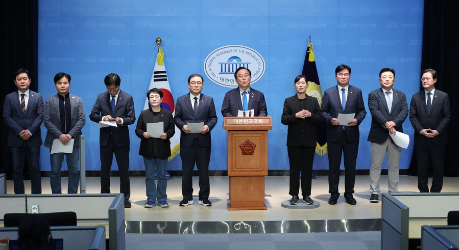 ▲ 이재강 등 더불어민주당 초선의원 모임 '더민초' 소속 의원들이 9일 서울 여의도 국회 소통관에서 한덕수 권한대행 등 탄핵촉구 관련 기자회견을 하고 있다. ⓒ뉴시스