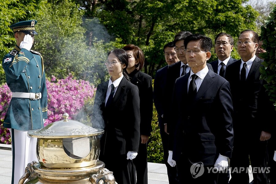 ▲ 국민의힘 김문수 대선 후보가 4일 서울 동작구 국립서울현충원 박정희 전 대통령 묘역을 방문해 참배하고 있다. ⓒ연합뉴스