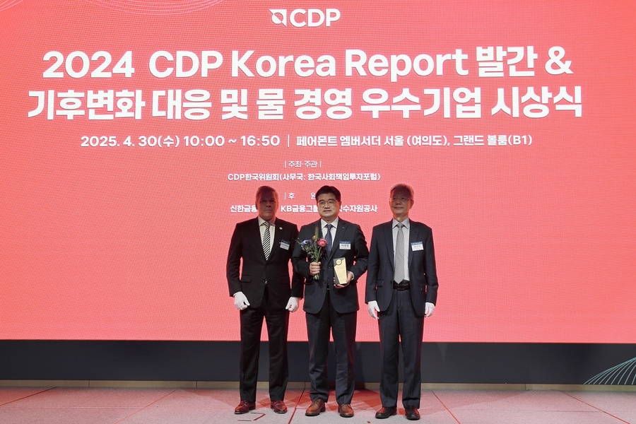 ▲ iM금융그룹(회장 황병우)은 30일 CDP 한국위원회가 주관하는 ‘CDP Korea Awards’에서 금융 부문 ‘탄소경영 섹터 아너스(Sector Honors)’를 받았다.ⓒiM금융그룹