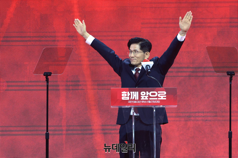 ▲ 국민의힘 대선 후보로 선출된 김문수 후보가 지난 3일 오후 경기 고양시 킨텍스에서 열린 국민의힘 전당대회에서 당원들에게 손들어 인사하고 있다. ⓒ경기 일산=이종현 기자