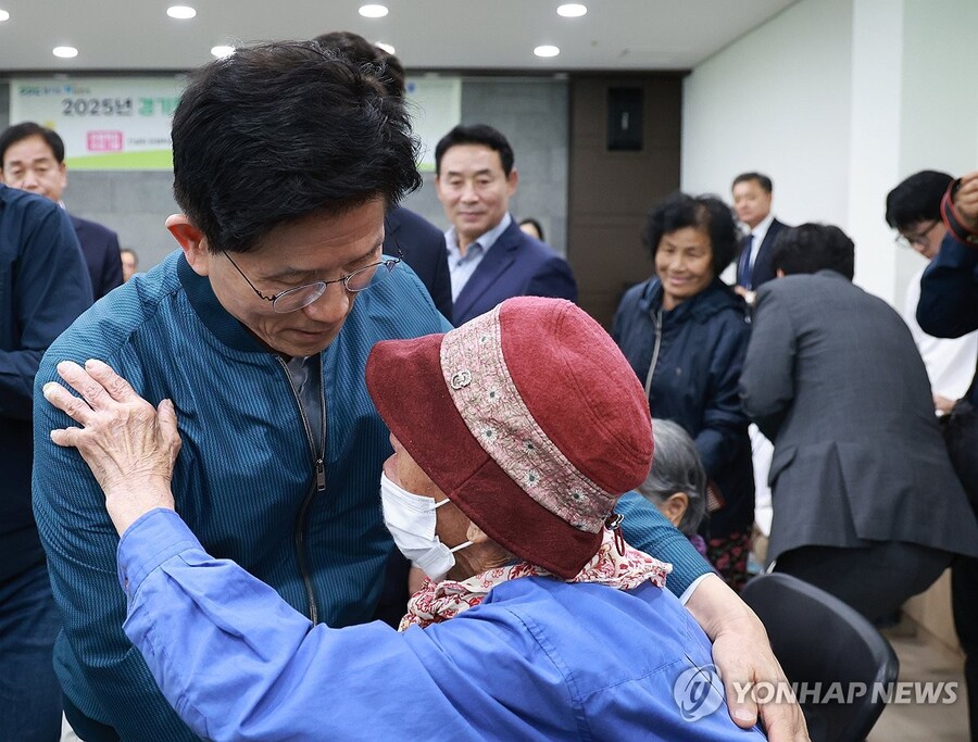▲ 국민의힘 김문수 대선 후보가 4일 한센인 마을인 경기도 포천시 장자마을을 방문해 주민들과 인사하고 있다. ⓒ연합뉴스