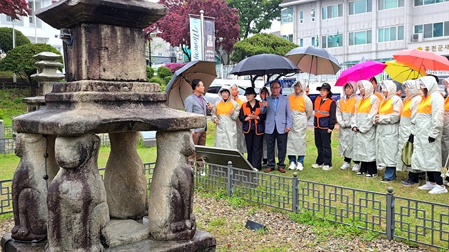 ▲ 신영재 홍천군수가 3일 홍천군 보물과 홍천미술관 특별전을 설명하는 해설사로 깜짝 변신했다. 이날 신군수는 괘석리 사사자 삼층석탑·희망리 삼층석탑과 홍천미술관에서 홍천소방서 홍천읍여성의용소방대(대장 박홍숙) 30여명에게 홍천의 관광문화와 문화예술의 중요성을 설명했다. 아울러 박영록 홍천군의회 의장이 함께해 이들을 격려했다.ⓒ홍천군