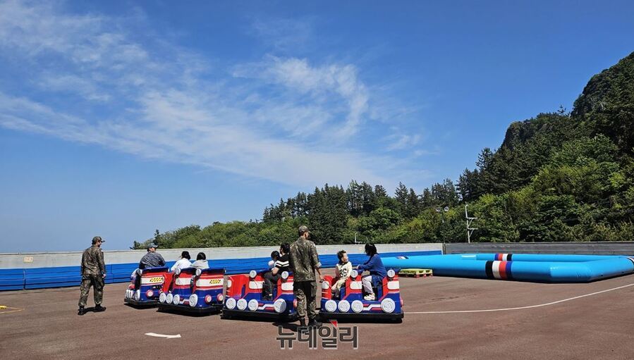 ▲ 제 103회 어린이날을 맞아 국토 최동단 섬마을 울릉도 어린이들이 풍성한 체험놀이를 즐기고 있다. ⓒ뉴데일리