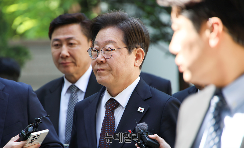 ▲ 이재명 더불어민주당 대선 후보가 지난 4월 29일 오전 서울 서초구 서울중앙지법에서 열린 '대장동 배임·성남FC 뇌물' 1심 속행 공판에 출석하고 있다. ⓒ서성진 기자