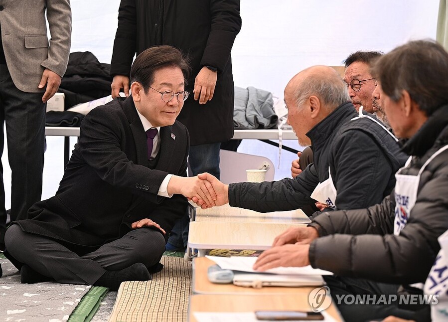 ▲ 이재명 더불어민주당 대통령 후보가 당대표 시절이던 3월 21일 서울 종로구 광화문 인근 윤석열즉각퇴진·사회대개혁 비상행동 단식농성장에서 윤 대통령 파면을 촉구하며 14일째 단식 중인 박석운 한국진보연대 대표와 악수하고 있다. ⓒ연합뉴스