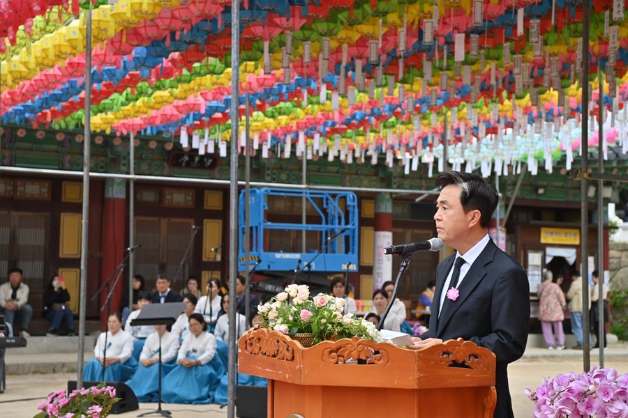 ▲ 김태흠 충남도지사는 5일 불기 2569년 부처님오신날 봉축법요식이 열린 예산 수덕사에서 신도 등 1000여 명과 함께 헌화, 관불 등의 의식에 참여했다. 수덕사 봉축법요식에서 김 지사가 인사말을 하고 있다.ⓒ충남도
