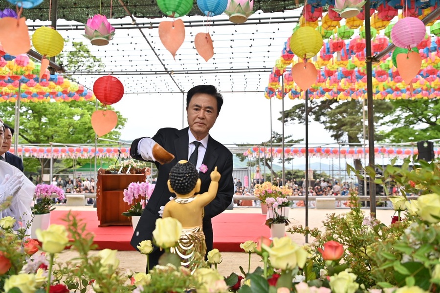 ▲ 김태흠 충남도지사가 5일 수덕사에서 불기 2569년 부처님오신날 봉축법요식에 참석해 관불식을 하고 있다.ⓒ충남도