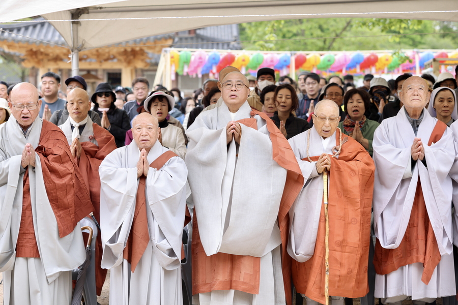 ▲ 5일 스님들이 대한불교 조계종 제5교구본사 법주사 대웅보전 앞에서 열린 봉축 법요식에 참석해 합장을 하고 있다.ⓒ충북도