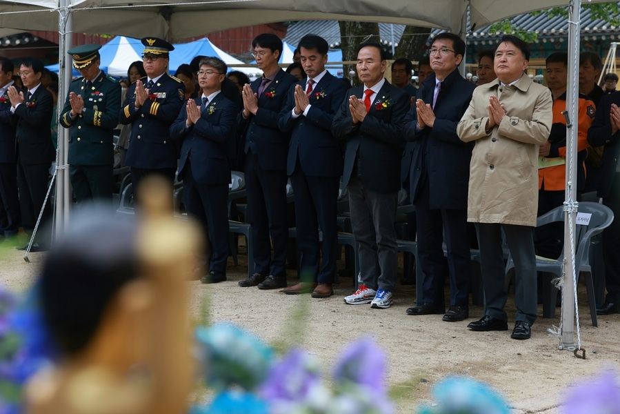 ▲ 5일 대한불교 조계종 제5교구본사 법주사 대웅보전 앞에서 열린 봉축 법요식에 참석한 내빈들이 합장을 하고 있다.ⓒ충북도