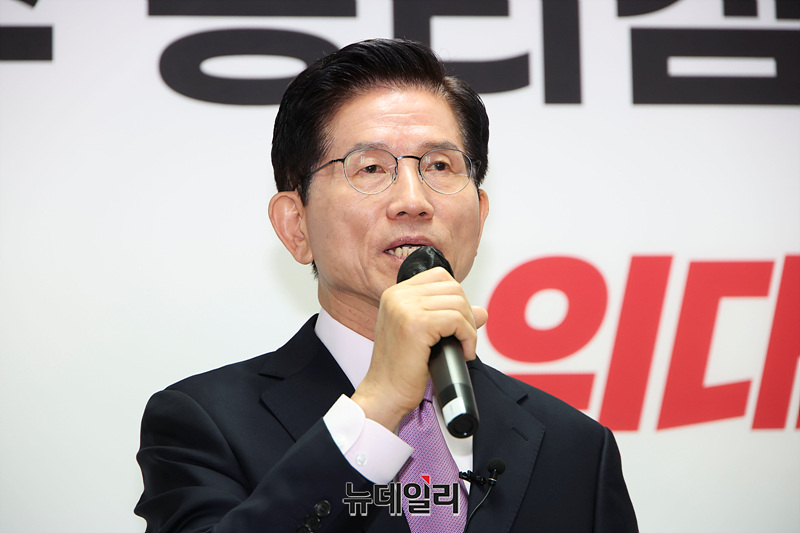 ▲ 김문수 국민의힘 대선 경선 후보가 지난달 28일 오전 서울 여의도 대하빌딩에 마련된 캠프 사무실에서 정책공약을 발표하고 있다. ⓒ서성진 기자