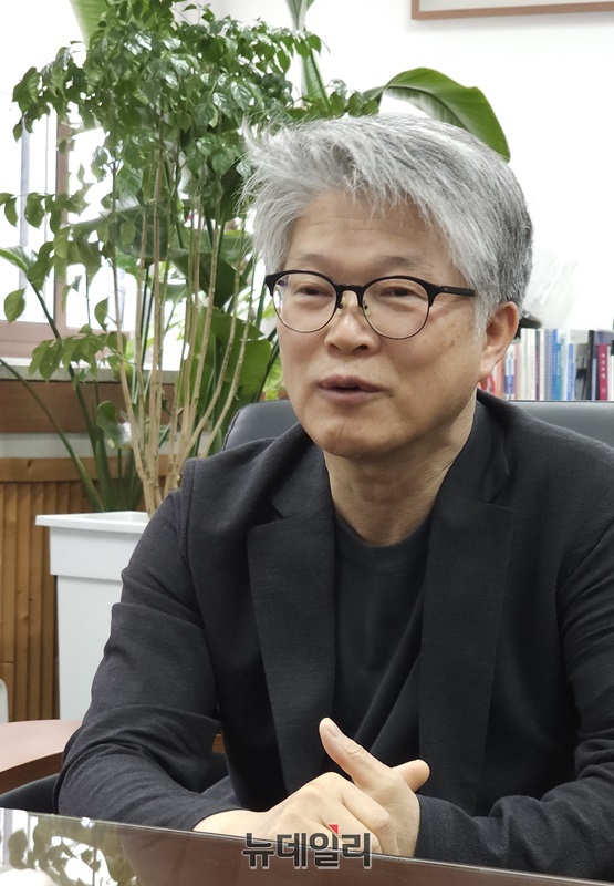 ▲ 나기정 충북대학교 수의과대학 학장이 5일 학장실에서 뉴데일리와 인터뷰를 하고 있다.ⓒ김정원 기자