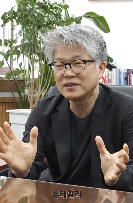 ▲ 뉴데일리와 인터뷰 중인 나기정 충북대 수의과대학 학장.ⓒ김정원 기자