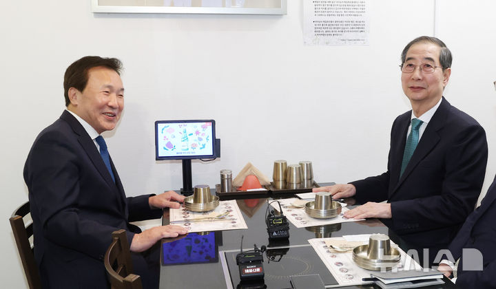 ▲ 한덕수(오른쪽) 무소속 대통령선거 예비후보와 손학규 전 바른미래당 대표(전 민주당 대표)가 5일 서울 종로구 한 식당에서 만찬 회동을 하고 있다. ⓒ뉴시스