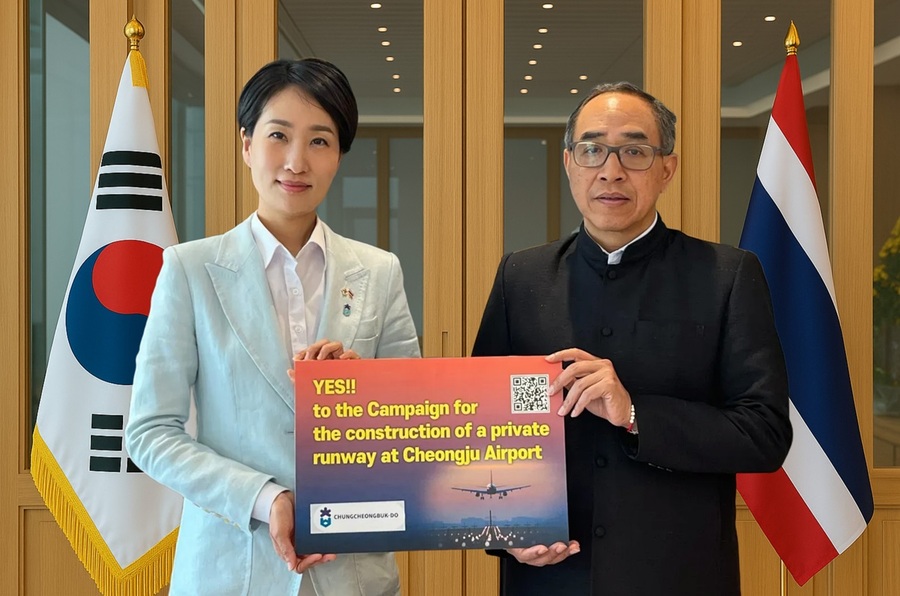 ▲ 타니 상그랏 주한 태국 대사가 충북도의 핵심 현안인 청주공항 민간 항공기 전용 활주로 건설 촉구 캠페인에 외교사절로는 처음으로 동참했다.ⓒ충북도