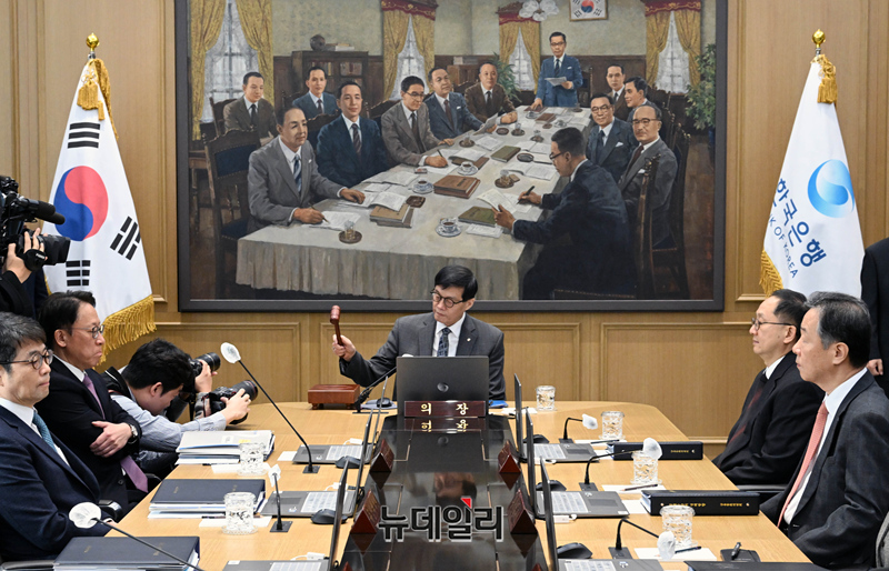 ▲ 이창용 한국은행 총재가 지난 2월 25일 서울 중구 한국은행 본관에서 열린 금융통화위원회 본회의에 개회를 선언하는 의사봉을 두드리고 있다. ⓒ공동취재단