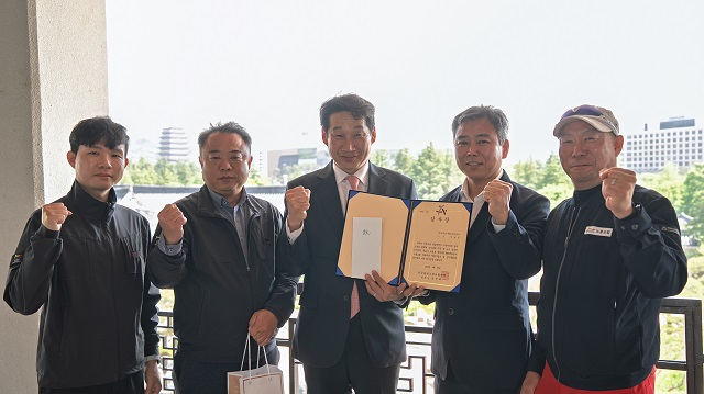 ▲ 경북문화관광공사는 지난달 30일 개최된 36주년 공사 노동조합 창립기념식 및 정기총회 행사에서 전국공공노동조합연맹 위원장으로부터 감사장을 전달받았다.ⓒ경북관광공사